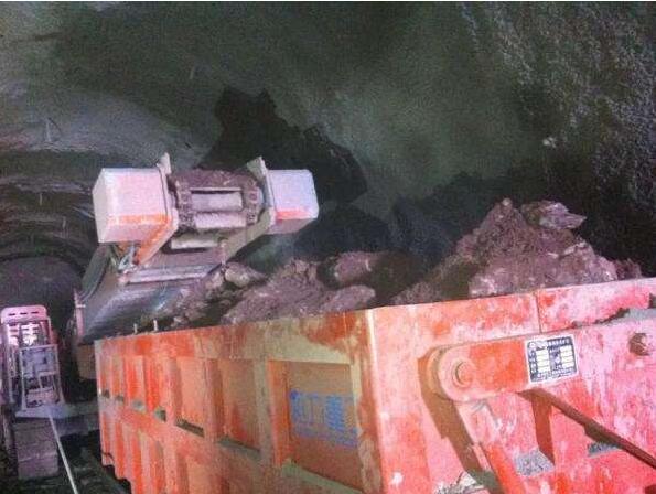 扒渣機工作場地.jpg 扒渣機礦洞作業(yè).jpg